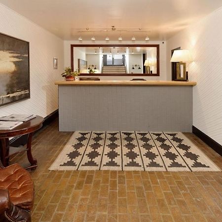 Independence Square 213, Spacious Hotel Room With 2 Queen Beds, Wet Bar, And Sitting Area Aspen Exterior photo