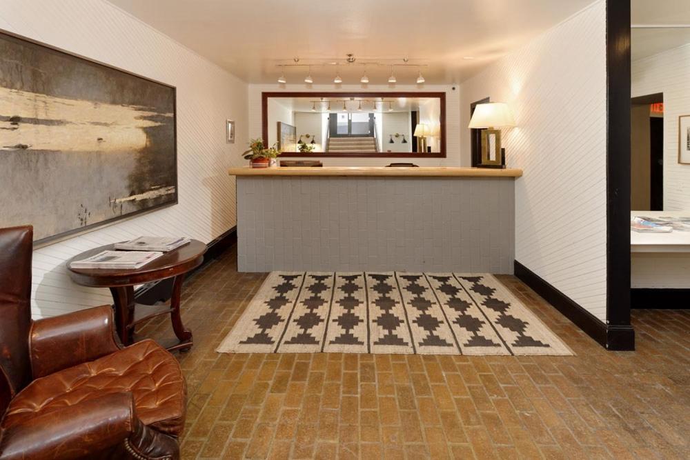 Independence Square 213, Spacious Hotel Room With 2 Queen Beds, Wet Bar, And Sitting Area Aspen Exterior photo