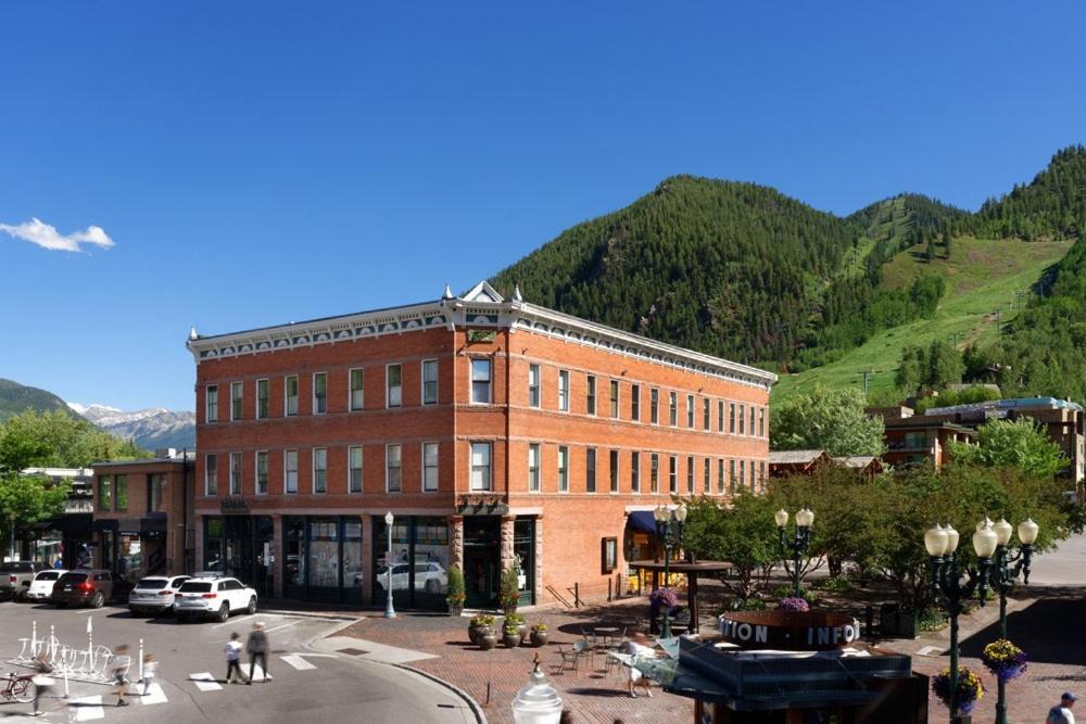 Independence Square 213, Spacious Hotel Room With 2 Queen Beds, Wet Bar, And Sitting Area Aspen Exterior photo