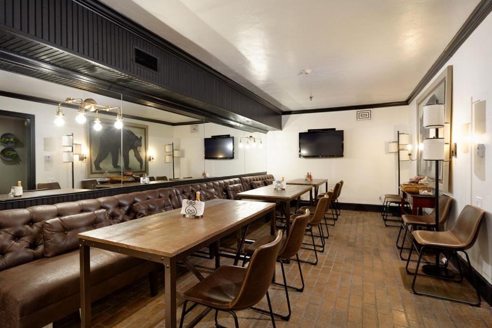 Independence Square 213, Spacious Hotel Room With 2 Queen Beds, Wet Bar, And Sitting Area Aspen Exterior photo
