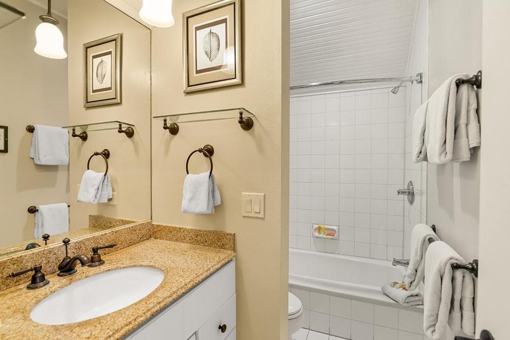 Independence Square 213, Spacious Hotel Room With 2 Queen Beds, Wet Bar, And Sitting Area Aspen Exterior photo