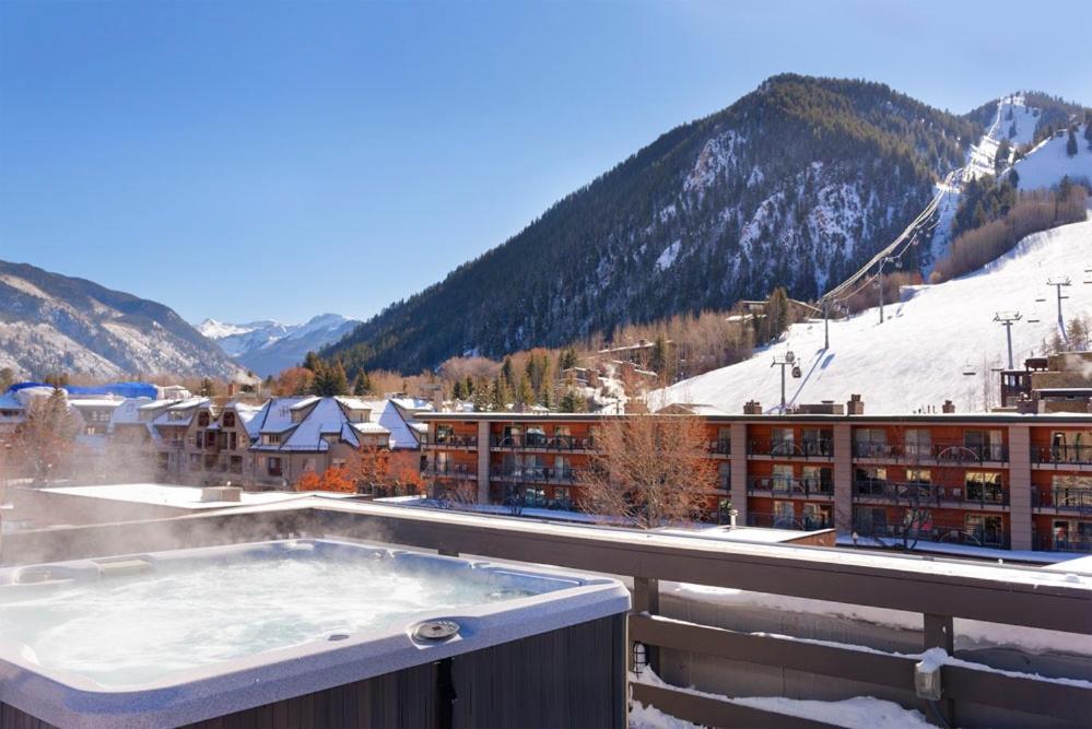 Independence Square 213, Spacious Hotel Room With 2 Queen Beds, Wet Bar, And Sitting Area Aspen Exterior photo