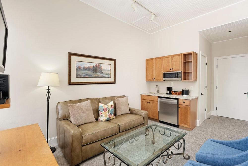Independence Square 213, Spacious Hotel Room With 2 Queen Beds, Wet Bar, And Sitting Area Aspen Exterior photo