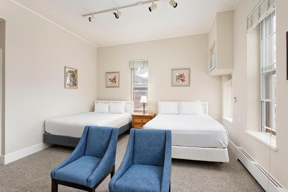 Independence Square 213, Spacious Hotel Room With 2 Queen Beds, Wet Bar, And Sitting Area Aspen Exterior photo