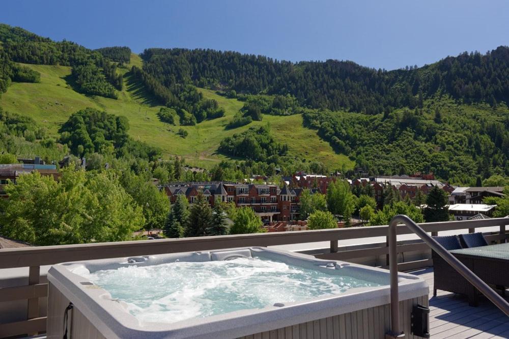 Independence Square 213, Spacious Hotel Room With 2 Queen Beds, Wet Bar, And Sitting Area Aspen Exterior photo
