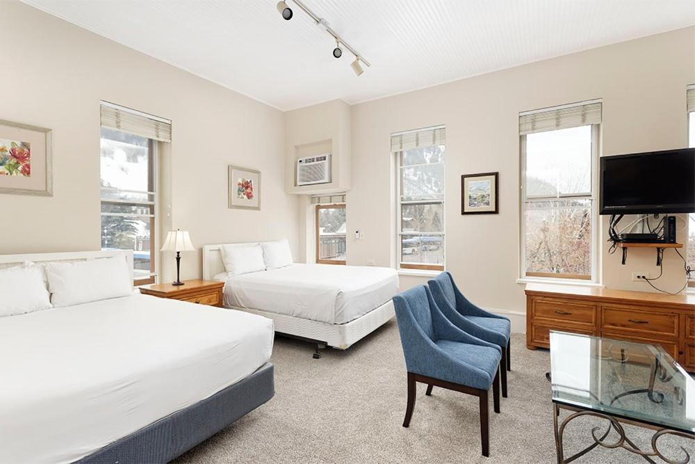 Independence Square 213, Spacious Hotel Room With 2 Queen Beds, Wet Bar, And Sitting Area Aspen Exterior photo